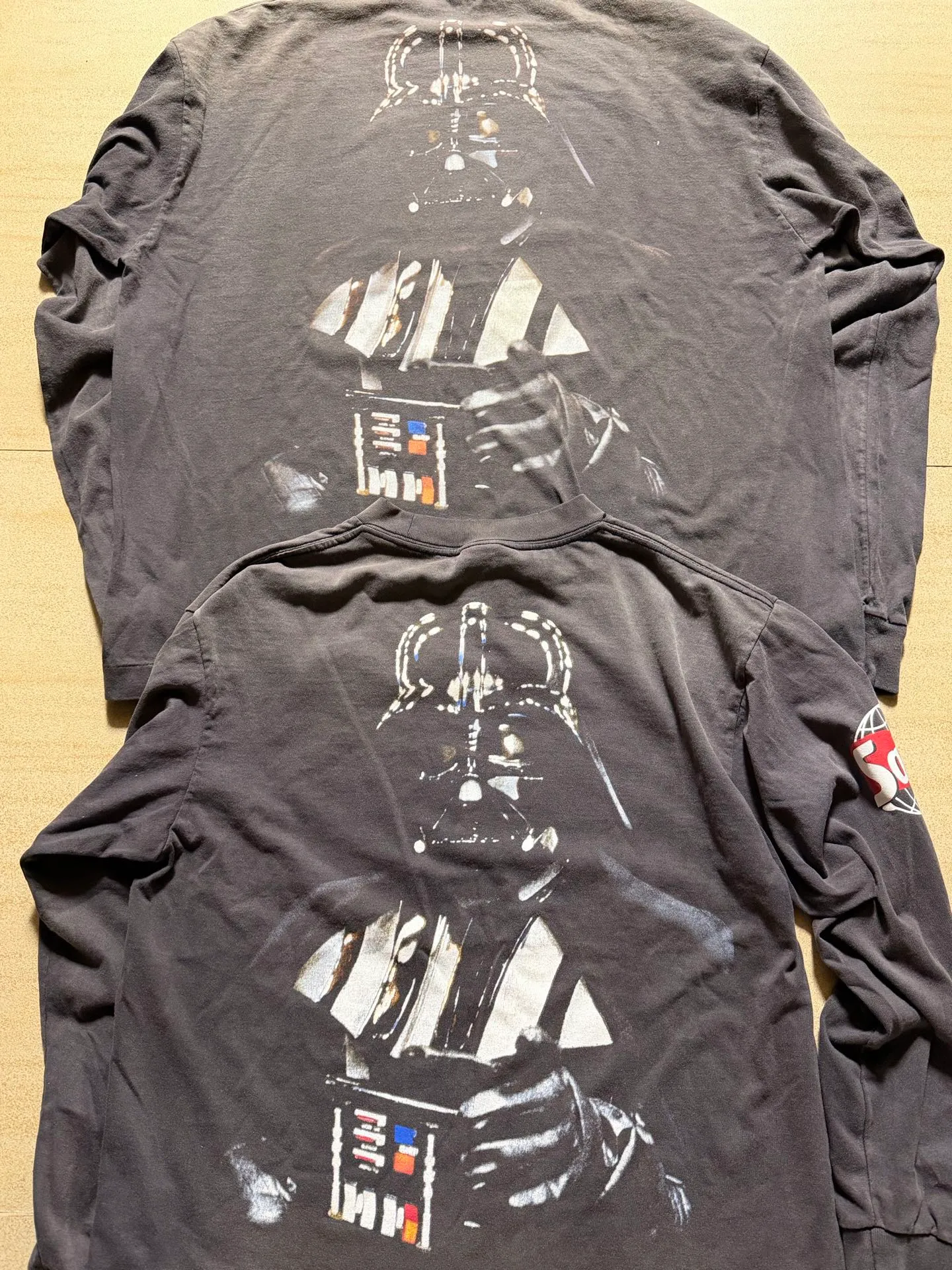 Proofing vs original SAINT Mxxxxxx × STAR WARS SW_LS TEE /DARTHVADER/BLK Star Wars co-branded model Darth Vader/Anakin Skywalker distressed long sleeves washed black S-XL printing from "STAR WARS Episode I/The Phantom Menace" "Anakin Skywalker" impressive poster visuals and the design of "Darth Vader" printed on the back The entire garment is hand-processed with dirt, washed with water, and printed with a distressed feel, which perfectly interprets the artistic specialty of NEW VINTAGE. In addition, the original co-branded main mark/wash mark/little angel anti-counterfeiting mark can be customized. It can be said that every detail of ZP is perfectly reproduced.